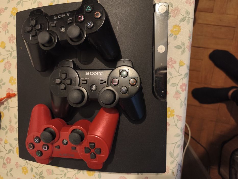 Vendo PS3 com três comandos