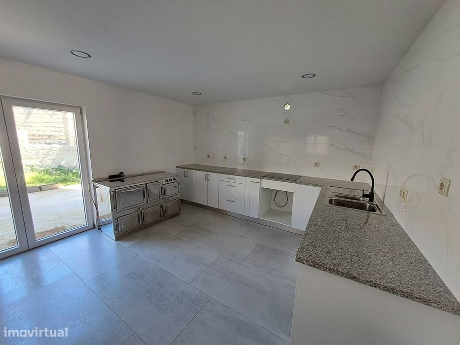 Moradia T4 em Atenor, Miranda do Douro