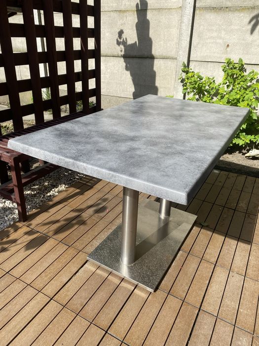 Stół na chromowanych nogach