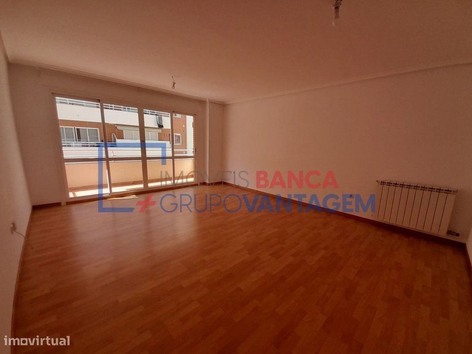 Apartamento T3, com  104 m2, situado em Alhos Vedros, Concelho da M...
