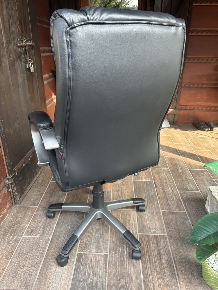 Fotel komputerowy biurowy Balduvisata Monterey Black