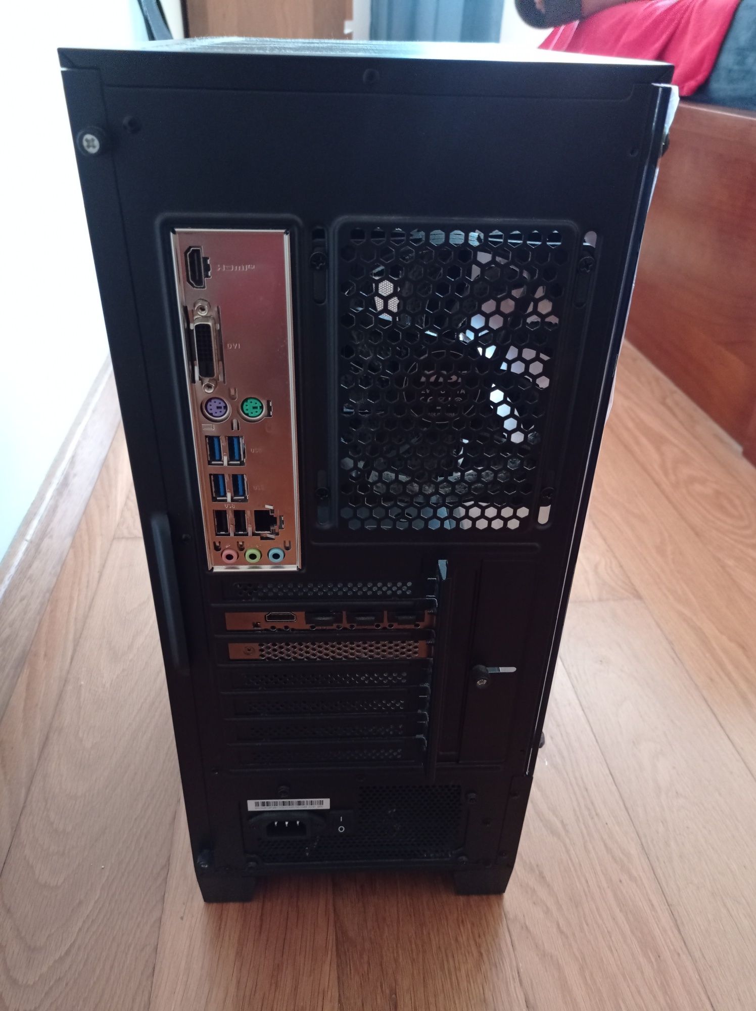 Computador torre em bom estado a funcionar