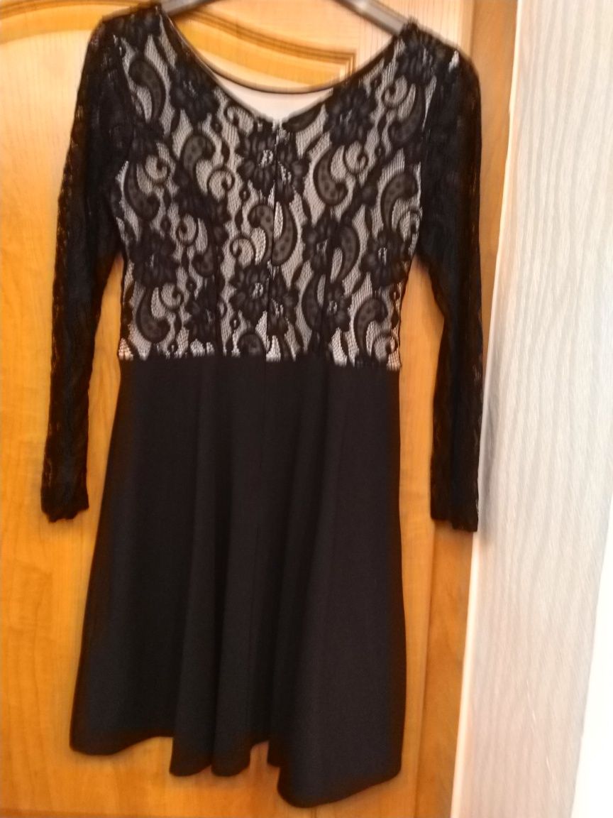 Czarna sukienka z górą koronkową