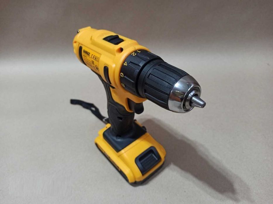 Дрель-шуруповерт на аккумуляторе DeWALT с набором инструментов в кейсе