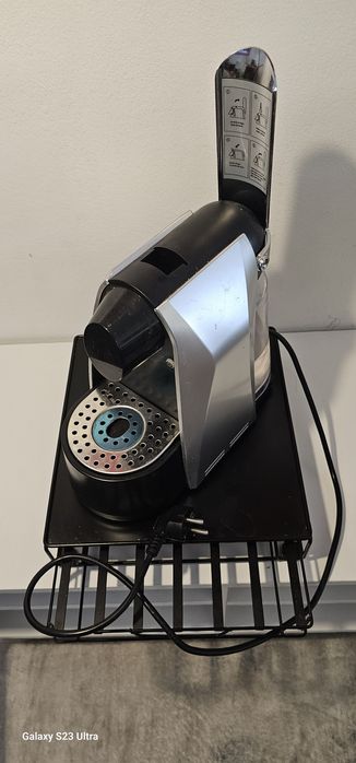 Cafeteira com guarda cápsula de soporte