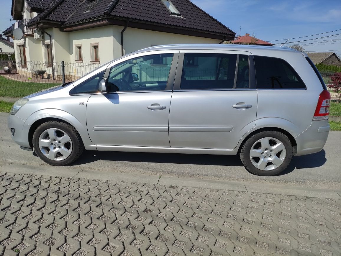 Opel Zafira 1.8 2009R Pół skóra Ksenon Hak 7 os Niski przebieg