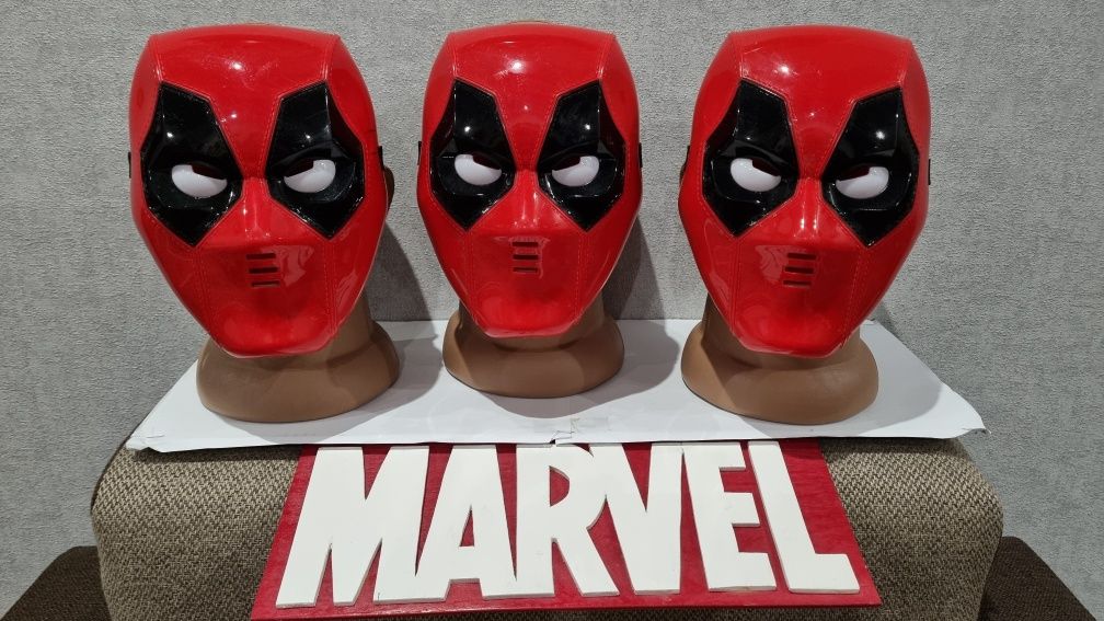 Маски Дедпула /Deadpool/Уэйд Уинстон, з неоновою підсвіткою+батарейки.