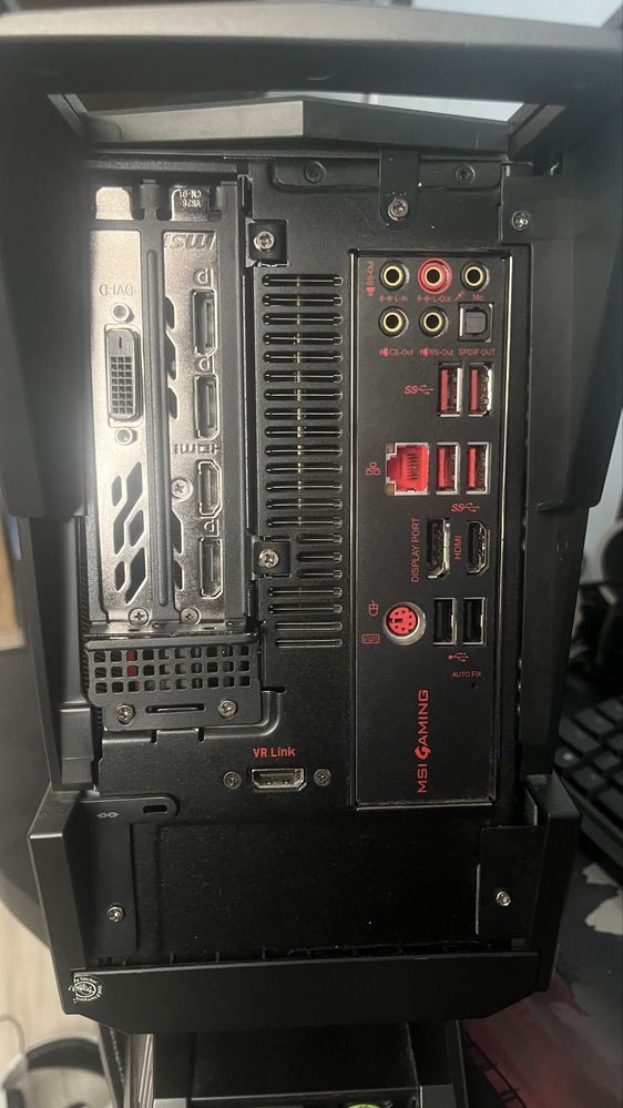 Komputer gamingowy MSI Aegis 3 w stanie idealnym.