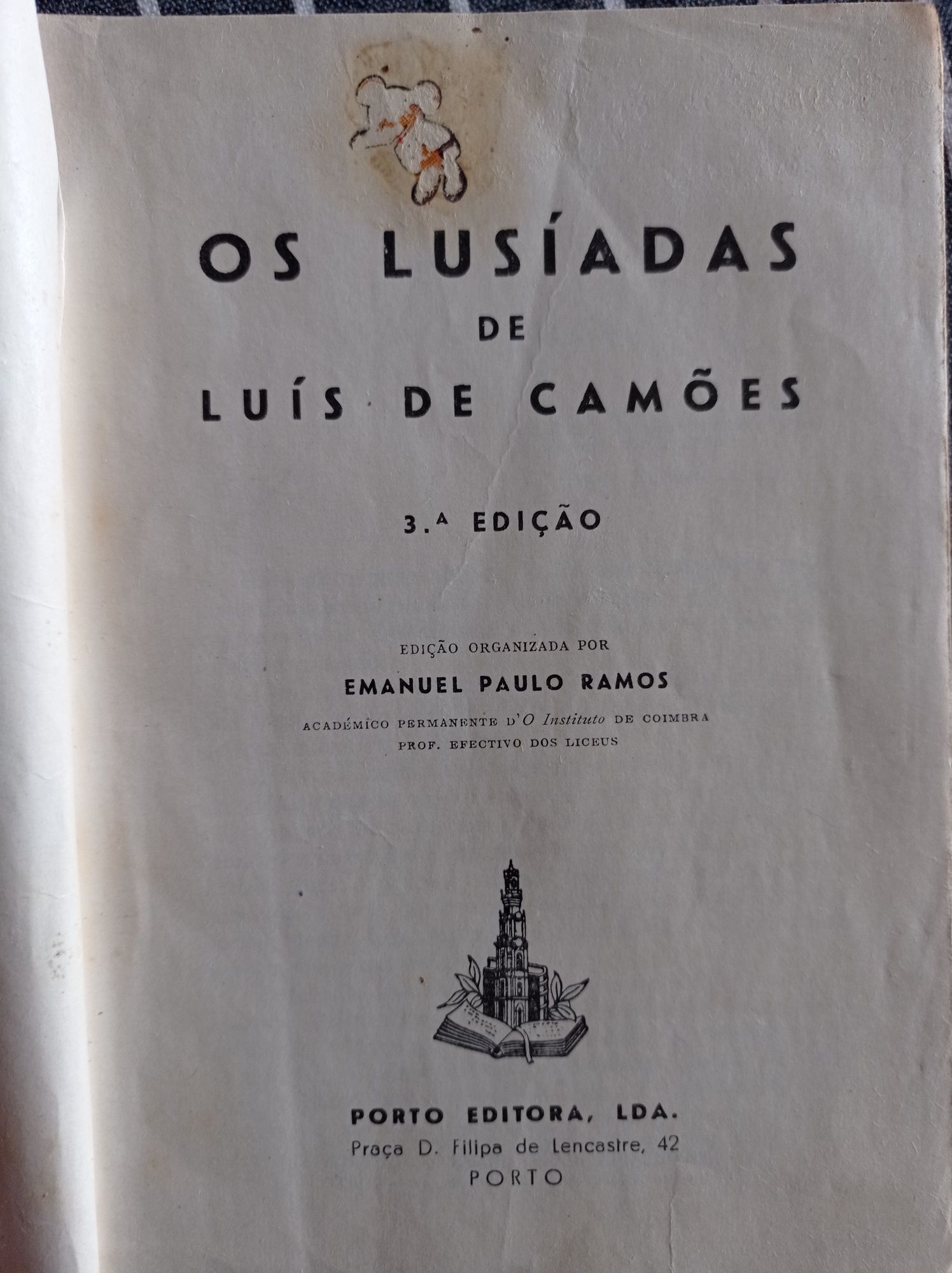 Livro antigo de " Os Lusíadas" para estudantes