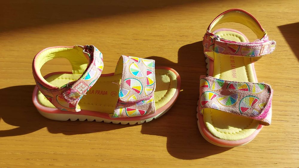Vários pares sapatos/sandálias menina