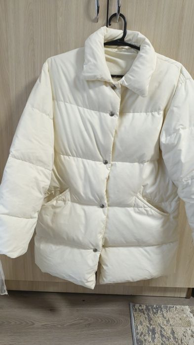 Продам молочний пуховик жіночий
