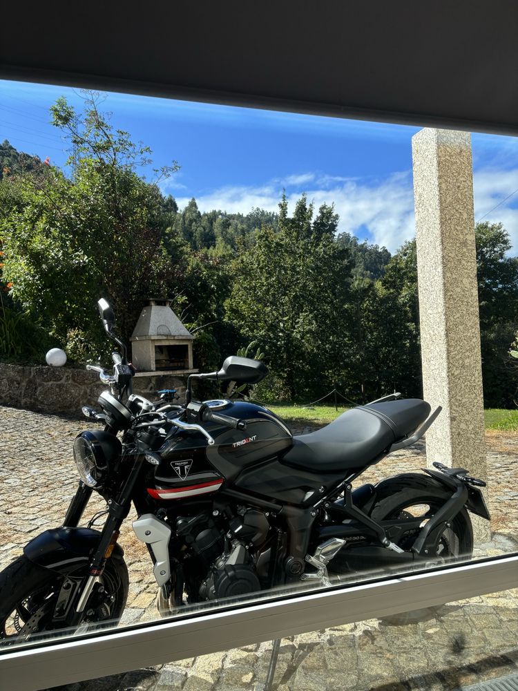 Moto triumph trident 660
