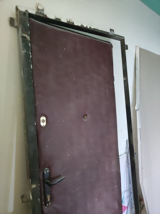 Двері металеві вхідні на 2 замки