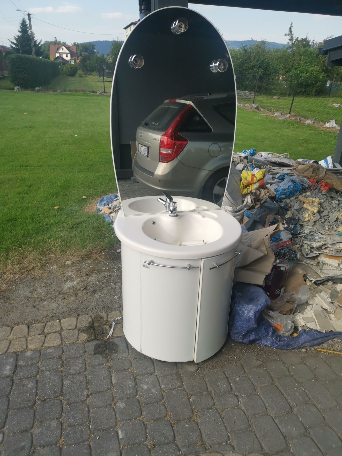 Drzwi / Drzwi / Umywalka z lustrem i szafką.