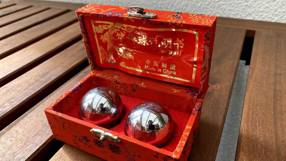 Caixa com bolas Chinesas de terapia de relaxamento