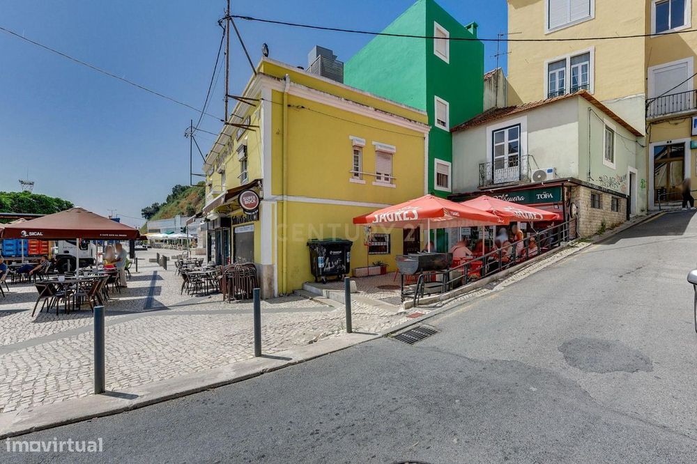 Prédio com restaurante em funcionamento em Cacilhas – 160 m² junto ao