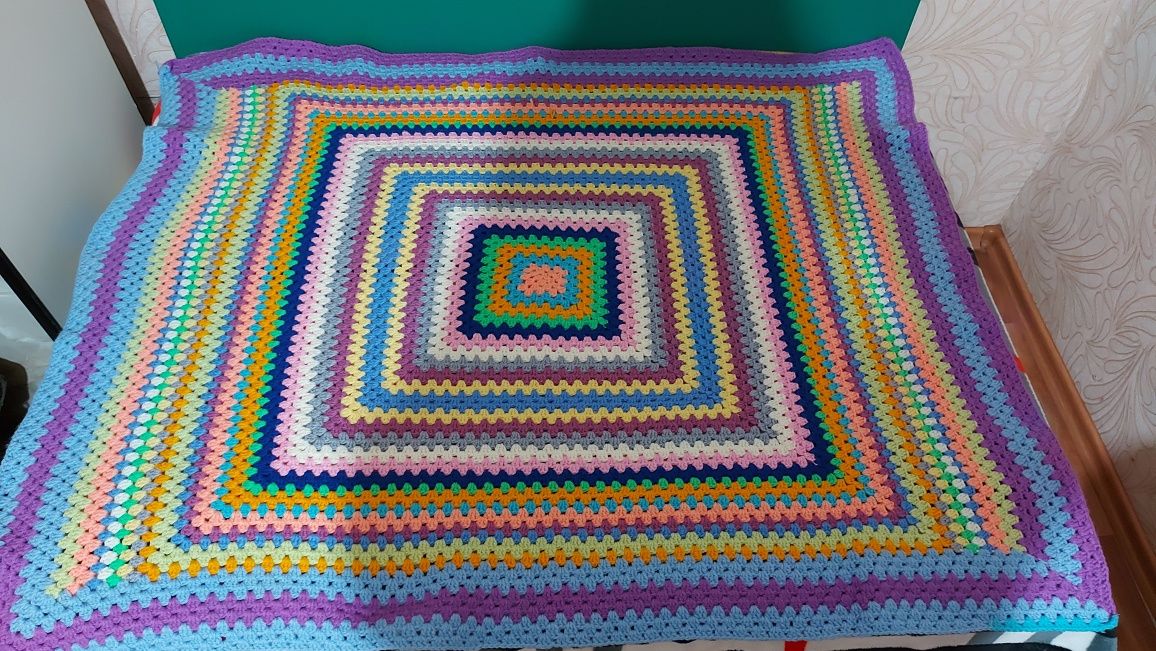 Вязанное одеяльце (разноцветнное)