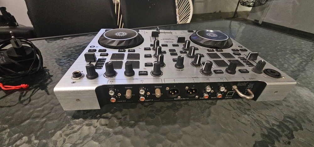 mesa de DJ Hercules RMX2