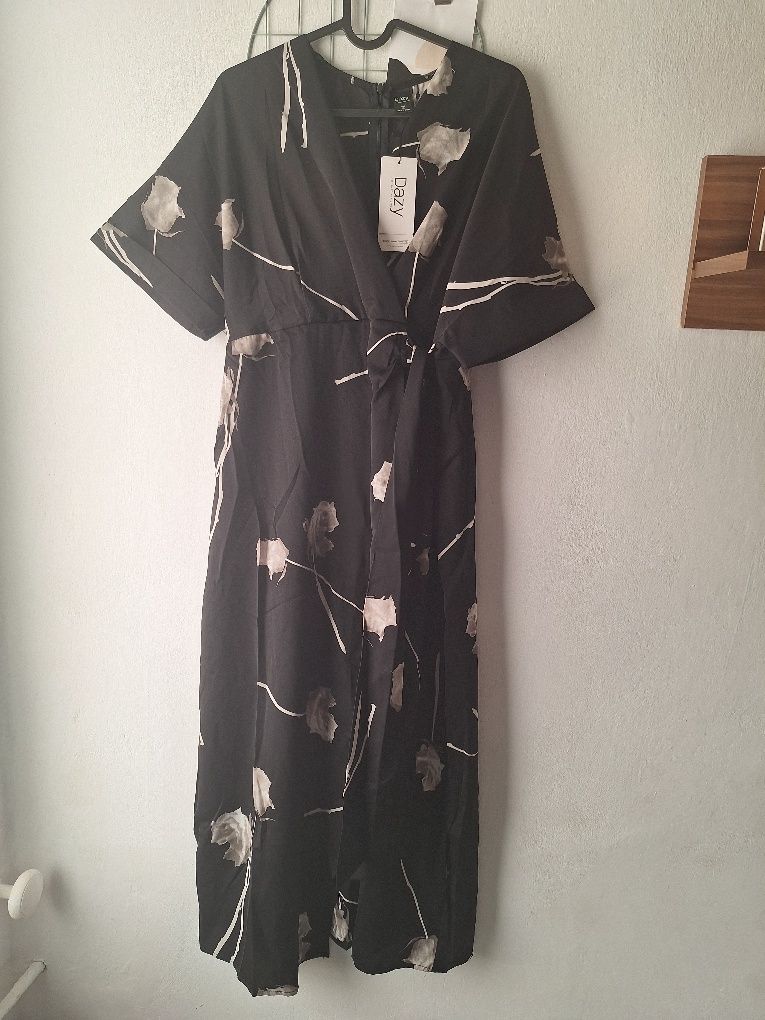 Czarna sukienka w kwiaty
