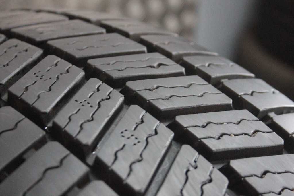 215/65/16C Continental VanContact A/S Ultra 215/65 R16C R16 9,5mm 23r
