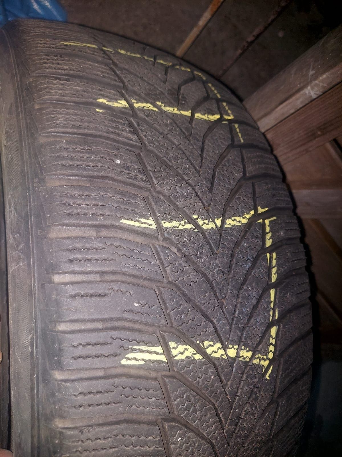 Срочно!Зимова гума 235/45r19 
99v