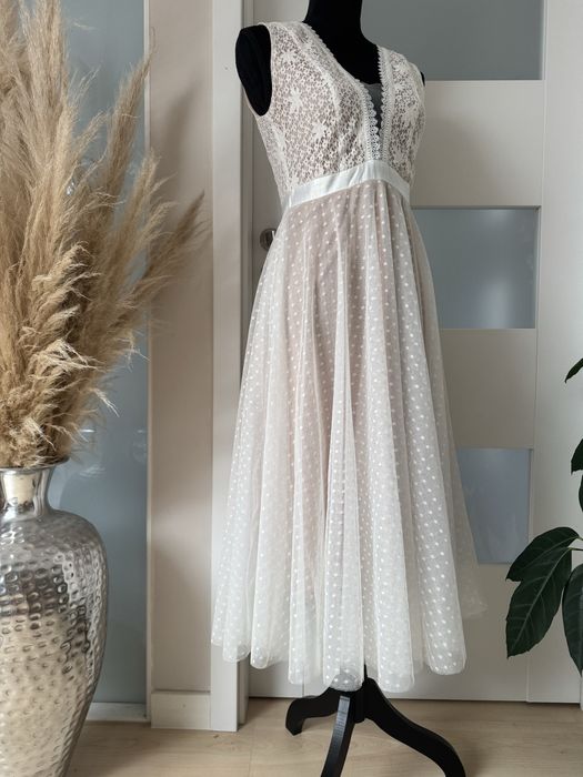 Biało-beżowa koronkowa sukienka w kropki z tiulem soky&soka