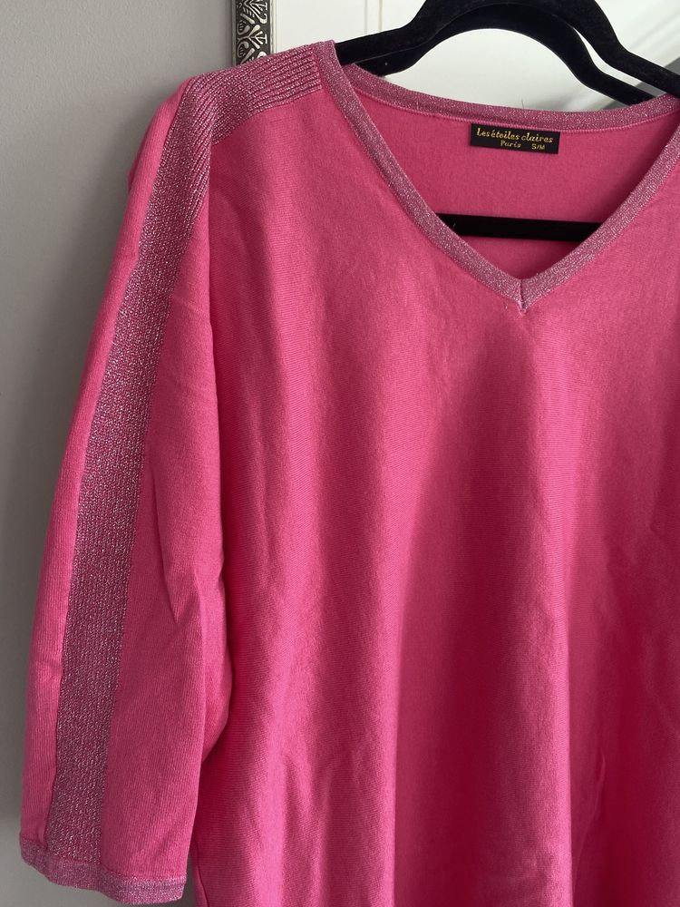 Różowy sweterek mieniący pasek