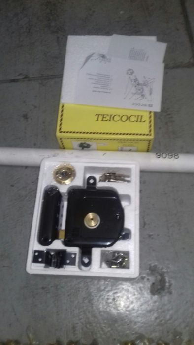 Fechadura e variadas peças latão decorativas