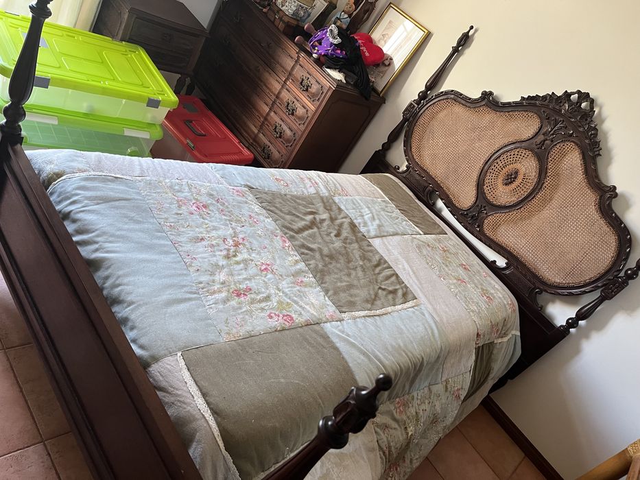 Cama madeira antiga bom estado