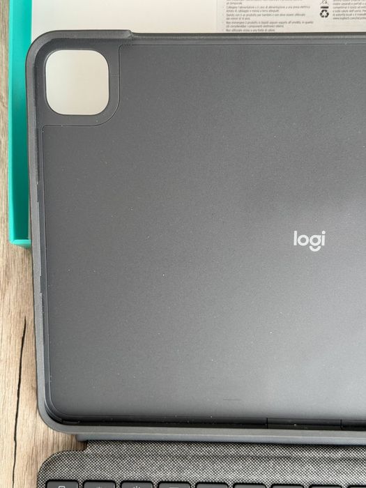 Чохол-клавіатура Logitech Combo Touch для iPad Pro 11 (920-010144)