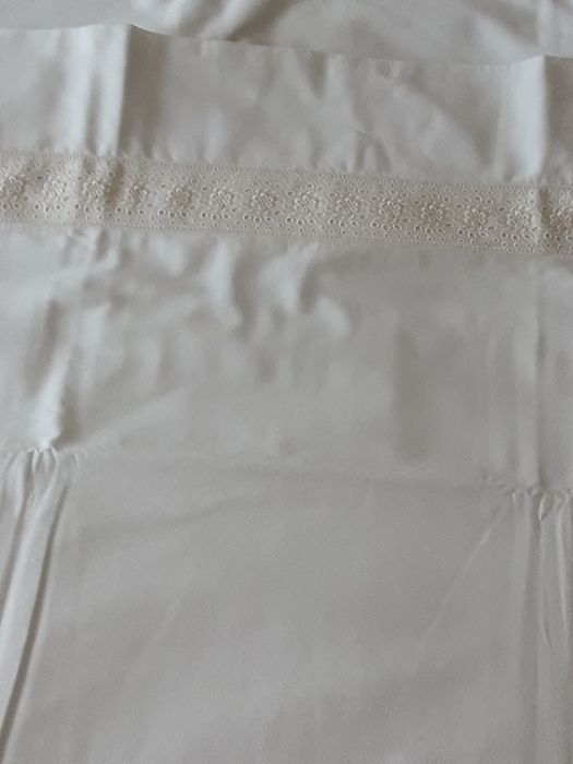 Lençóis brancos em algodão  cama de casal antiga