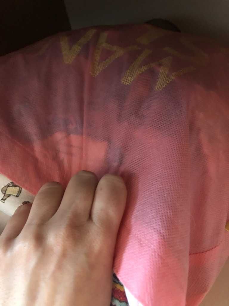 saco mango rosa de pano com letras amarelas