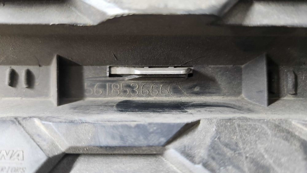 561853666c Решітка переднього бампера права volkswagen passat b7 11-15