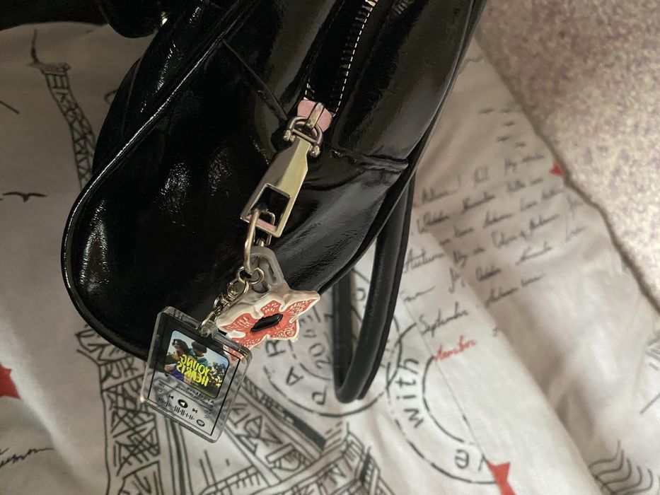 Продам чорну глянцеву сумочку з матеріалу ПУ