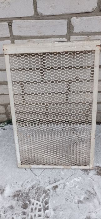 Металлическая решетка на  чугунные радиаторы .