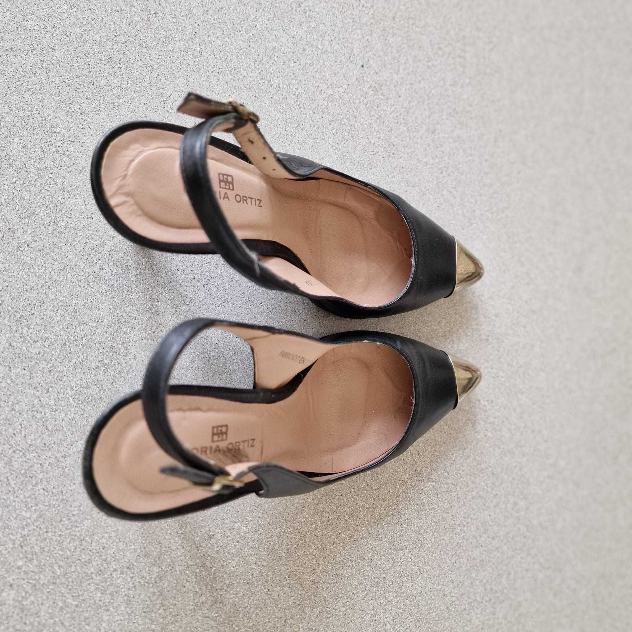 Sapatos pretos abertos atrás com biqueira da Gloria Ortiz