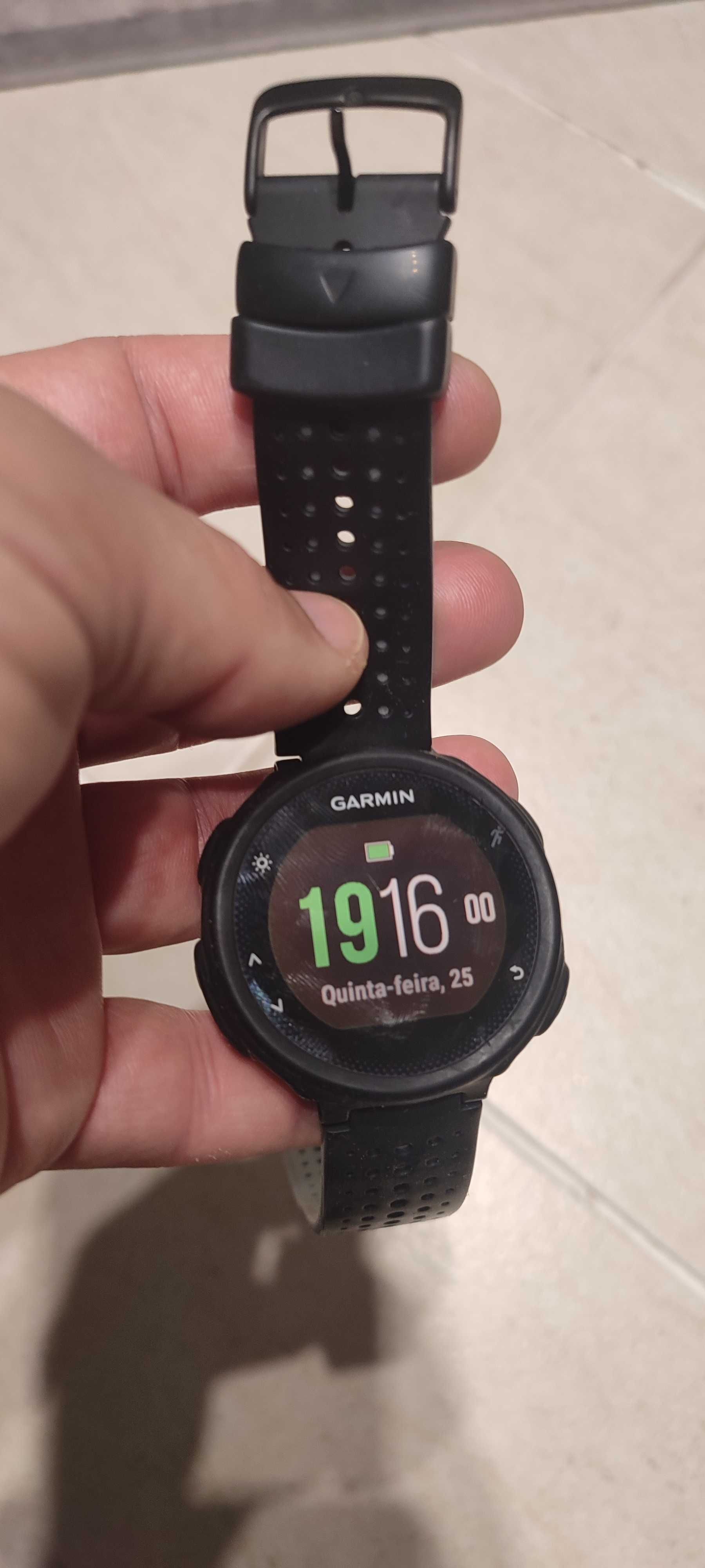 Relógio de corrida com GPS Garmin Foreruner 235