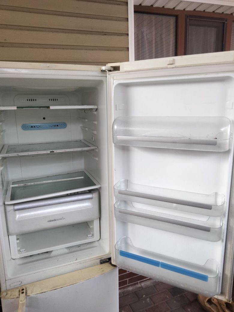 Продам холодильник lg  з панеллю управління