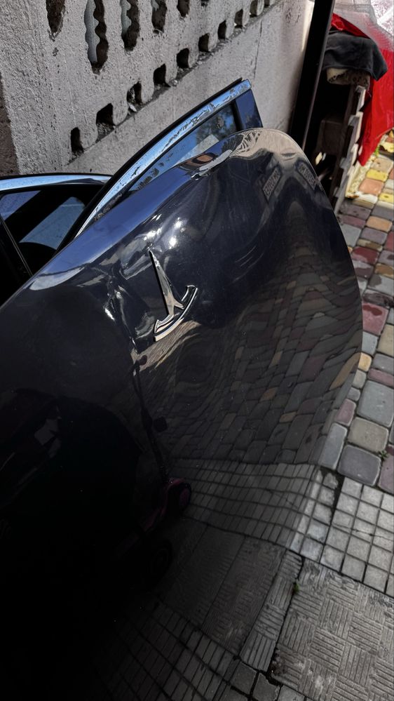 Капот тесла model 3 під відновлення.