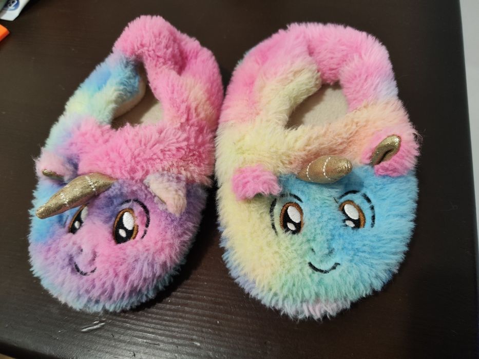 Дитячі тапки. Взуття для дівчинки