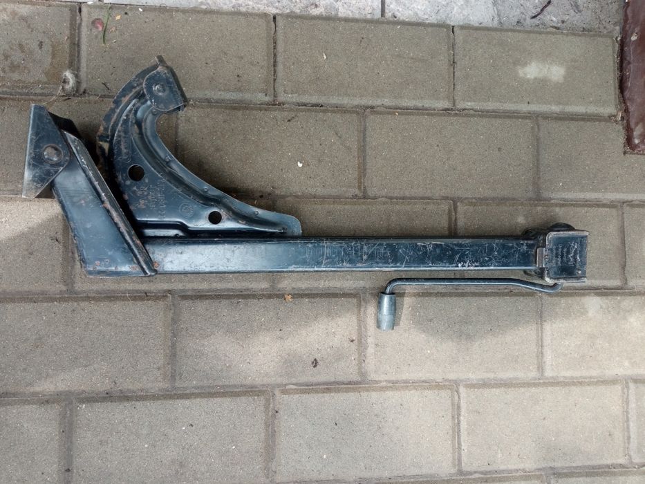 Lewarek warsztatowy trapezowy 126p, BMW, Nissan - opis.