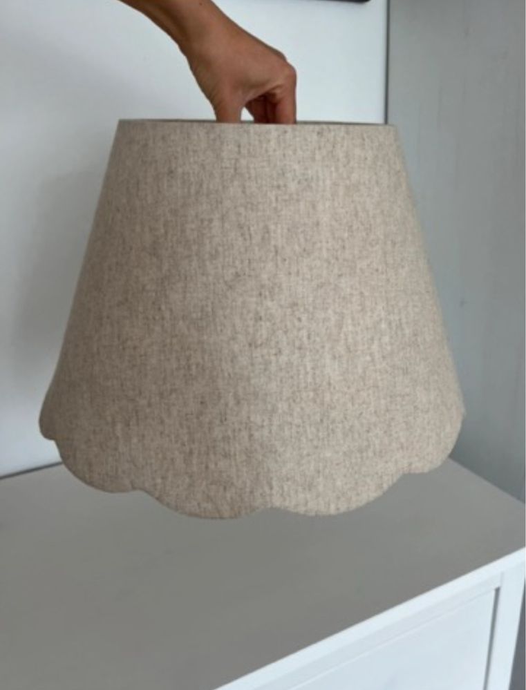 Tkaninowy klosz do lampy wiszącej falisty brzeg H&M home