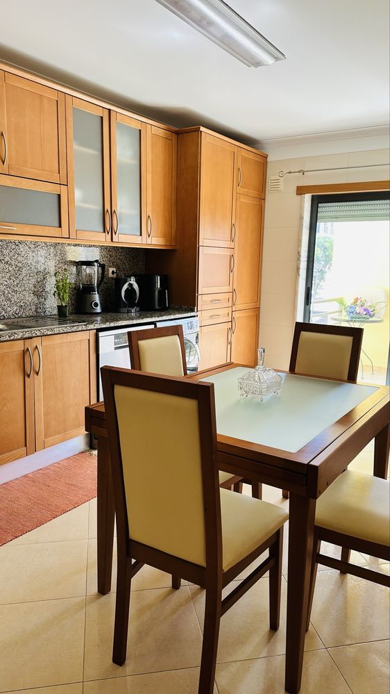 Quarto com casa de banho e cama de casal
