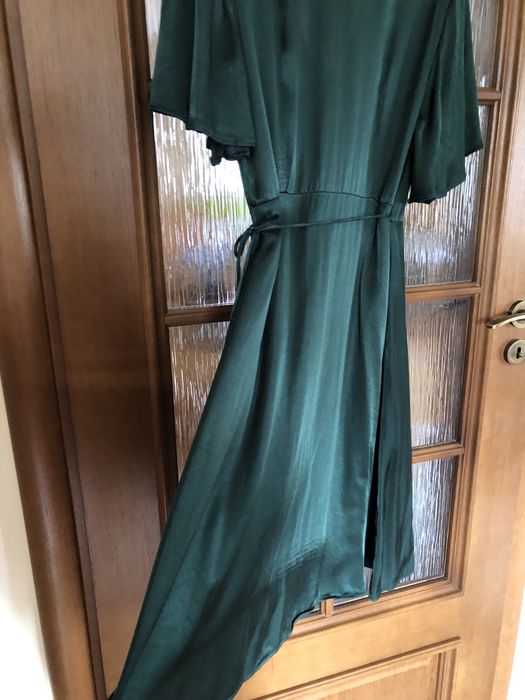 Kopertowa satynowa sukienka w kolorze butelkowej zieleni 100% wiskoza