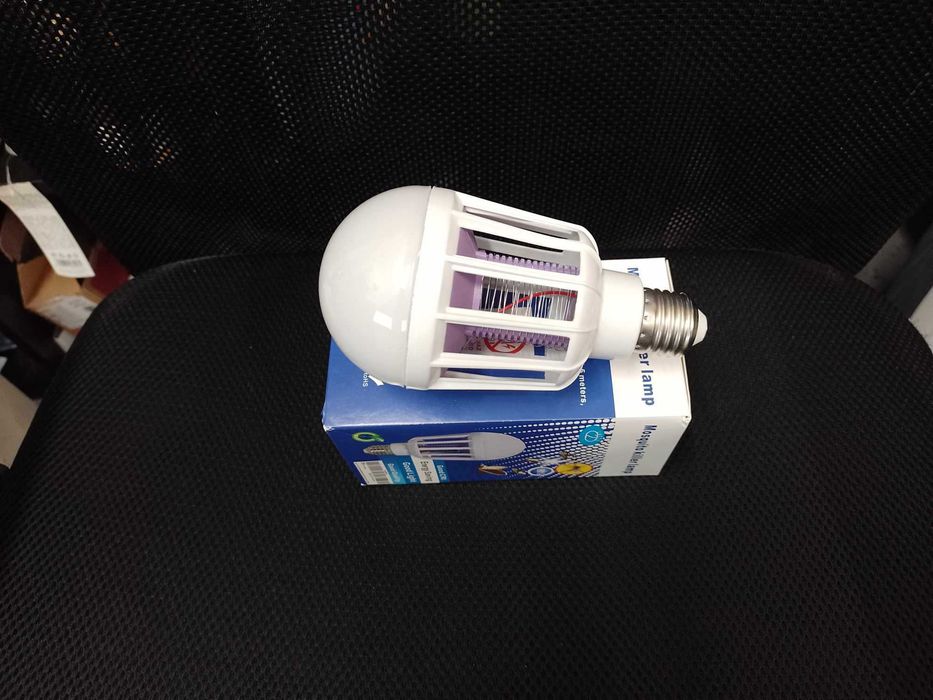 Żarówka przeciw komarom owadobójcza 2w1 moc 9W gwint E27 Nowa