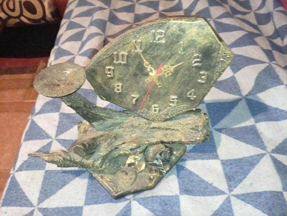 Stary zegar na baterie