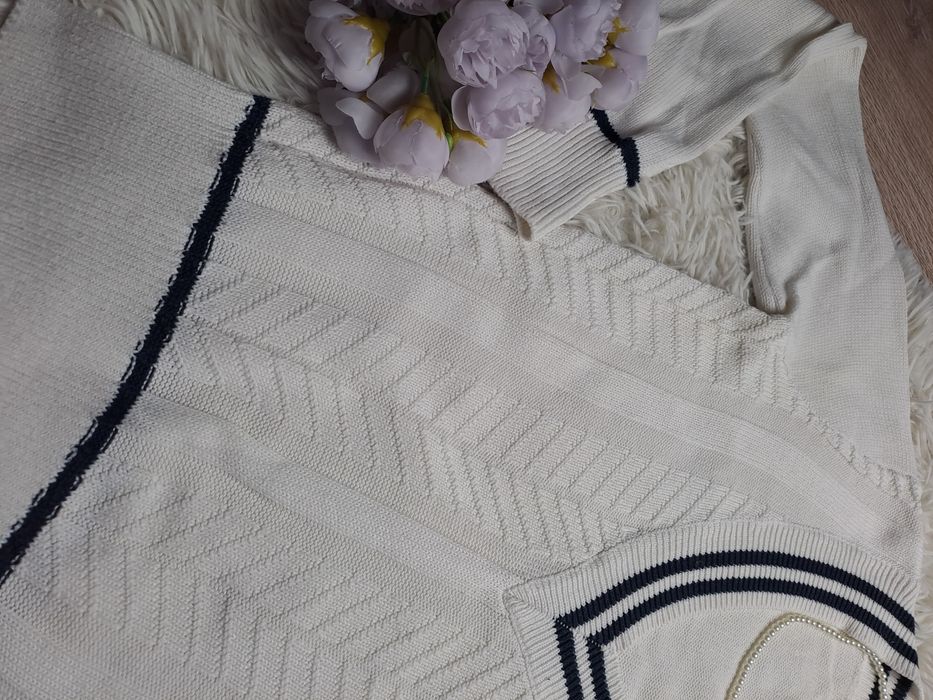 Biały sweter Dekolt V Old Money | Golf style | Czarne Paski | Dekolt V