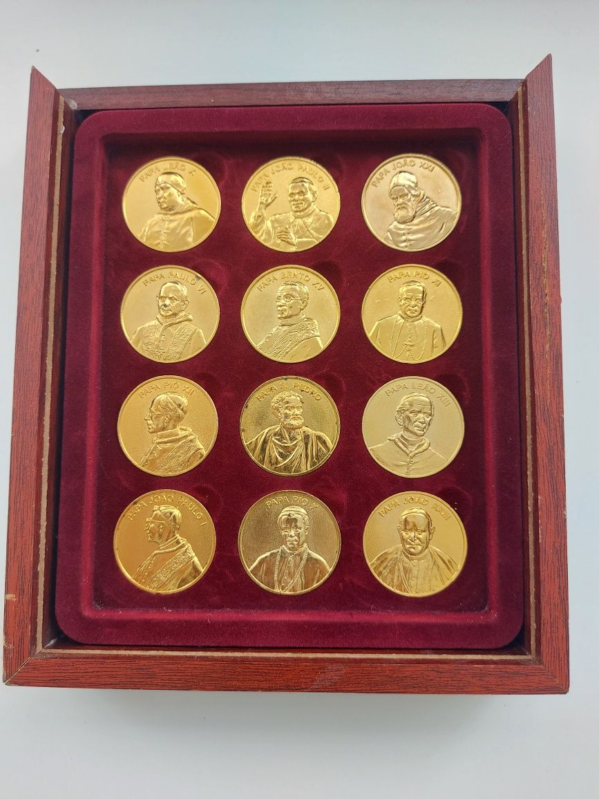 Coleção de 12 moedas / medalhas dos papas em metal dourado