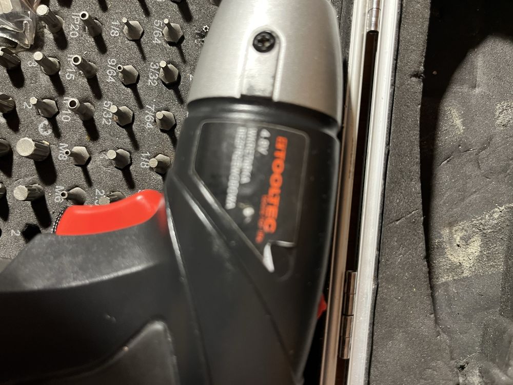 wkrętarka TOOLTEC 4,8 V plus walizka z bitami