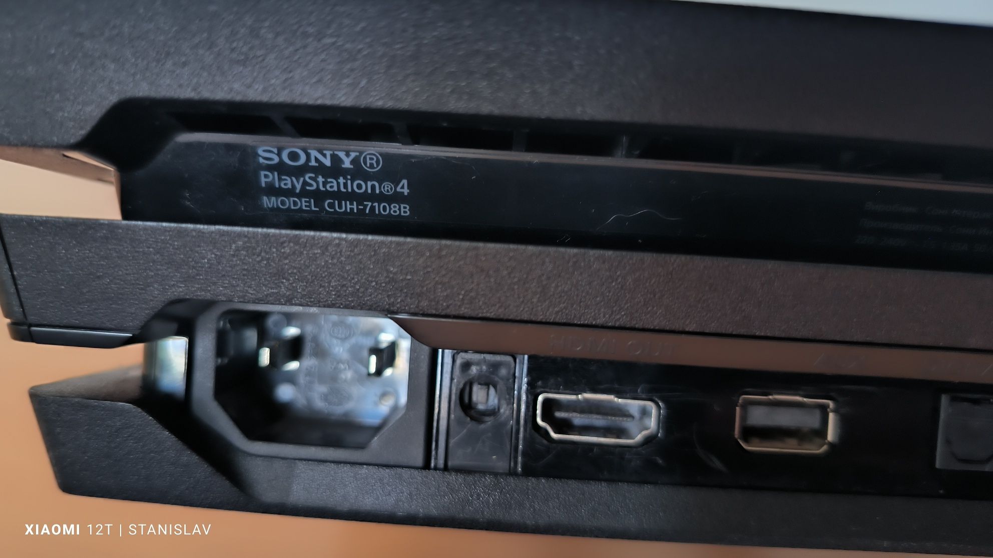 PlayStation 4 Pro (остання ревізія) 1Tb; 2 геймпади + акаунт ігор Sony